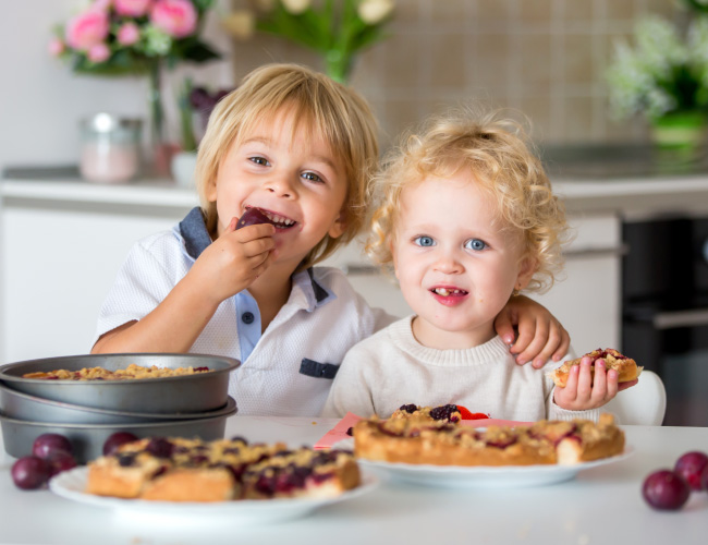 children eating plums